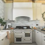 biała kuchnia z jasnym drewnem