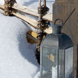 Dom z zewnątrz oświetlają nastrojowe latarenki.