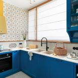 niebieska kuchnia żółte dodatki