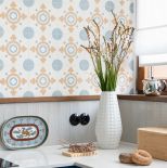 niebieska kuchnia z białym blatem