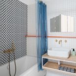 biała łazienka z pomarańczową półką