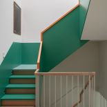 zielone schody w domu