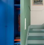 kolorowa klatka schodowa w domu