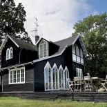 Dom zaprojektowali architekci Tom Lundgard i Stig Marvits.