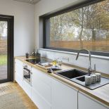 Ten dom energooszczędny stoi na nadwiślańskich polach, ale wielu osobom przypomina barkę przycumowaną w Amsterdamie...