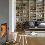 Biblioteka ciągnie się przez całą szerokość - jest w salonie i w gabinecie gospodarza