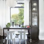 Kuchnia z ruchomym bufetem-barem-wyspą to pomysł Kasi. Mebel jeździ po całym domu.