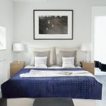 Łóżko New Yorker zrobione na zamówienie. Narzuta i poduchy Lounge Club z Mika Home.