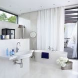 Z sypialni Kasia przechodzi do łazienki i dalej na modrzewiowy taras. Ceramika Villeroy Boch, lampy Flaming Co.,