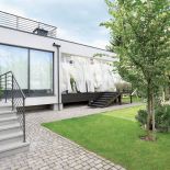 - Mottem domu jest ciągła pogoń za słońcem. Żyje się tam, gdzie akurat docierają jego promienie. Dlatego zbudowałam z