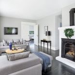 Matkę Boską z biszkoptowej porcelany (na kominku) i lampę na kryształowej nóżce (na konsoli od Bed Breakfast) Kasia