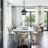 Okna mają lufciki na górze, bardzo wygodne. Za nimi ogród, a tam wiśnie, śliwa, orzech, trawy, hortensje, magnolie i