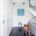 W holu obraz Grzegorza Klimka Efemeryczny prostopadłościan .