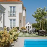 domek zabaw w ogrodzie