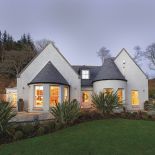 Dom przypomina trochę APULIJSKIE TRULLI z powiększonymi oknami