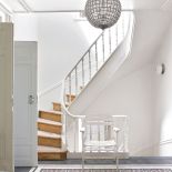 Ta hinduska willa pamięta niejedną metamorfozę: bywała restauracją, hodowano w niej szynszyle, później popadła w