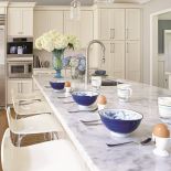 Śniadania zawsze jada się przy marmurowej wyspie, obiady przy starym stole i na krzesłach, które