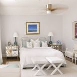 W każdej sypialni, a nawet w łazienkach wiszą obrazy. Podkreślają morski klimat domu.