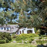 Dom z mnóstwem PRZYTULNYCH ZAKAMARKÓW, położony w otoczeniu lasu i ogrodu, daje wrażenie nieustających wakacji.