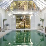 dom z basenem wewnętrznym