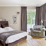 Dominują biel i szarości. Dom szczęśliwych ludzi