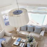 Dominują błękity i odcienie bieli. Jedyny deseń to marynarskie biało-niebieskie albo beżowo-błękitne pasy.