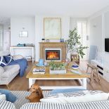 biały salon z niebieskimi dodatkami