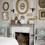 Dominującą w sypialni tkaninę Charles dobrał do oryginalnego potralu kominkowego z szarego marmuru.