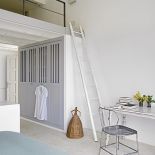 Dominuje biel i kilka odcieni błękitu oraz drewniane dodatki.