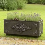 Donica firmy Robers. Ręcznie kute lampy do ogrodu