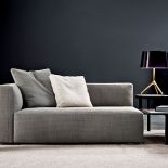 Donovan przypomina XIX-wieczną sofę baigneuse. MINOTTI