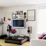 Dookoła telewizora powstała minigaleria prac gospodarzy.