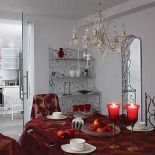 Dorota ma zawsze pod ręką kolorowy tiul. Może nim przykryć to, czego akurat nie chce pokazywać. W salonie zamaskowała