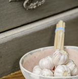 Szare wnętrza: dom z dobrą energią