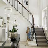 Dość przestronny nie jest zagracony zbędnymi meblami.