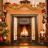 Dostojnie, pałacowo. Kominek w świątecznej oprawie
