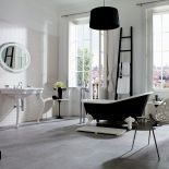 Drabina w roli wieszaka, wanna z serii Victorian może być w różnych kolorach (18 900 –