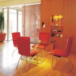 Drewniana ażurowa ściana oddziela salon i jadalnię od kuchni.