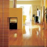 Drewniana ażurowa ściana świetnie się komponuje z nowoczesnym wnętrzem.