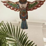 Drewniana figura katającej Garudy przywieziona z Bali.