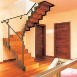 Drewniana klatka schodowa. Modernistyczna willa w stolicy