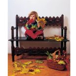 Drewniana ława to świetne miejsce do segregowania skarbów znalezionych w ogrodzie.