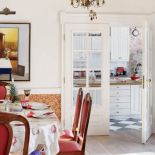 Drewniana podłoga z bielonego dębu i drzwi jak z wiekowej rezydencji to duma pana domu.