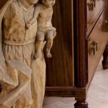 Drewniana rzeźba. Przedwojenna willa z pamiątkami