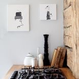 Drewniana ściana i nowoczesne dodatki.