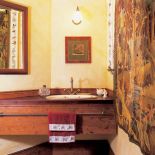 Drewniana szafka pod umywalkę. Na zielonym dywanie