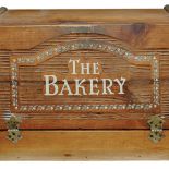 Drewniana zamykana na klucz skrzynka na chleb/Anglia, fot. SHUTTERSTOCK.COM