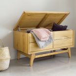 drewniana skrzynia do sypialni