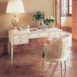 Drewniane biurko w kremowo-złotym wykończeniu - 9382 zł. Krzesło z oparciem z rafii - 4200 zł. KOLOSEUM