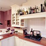 Drewniane blaty i jasne szafki. Willa w zaczarowanym ogrodzie